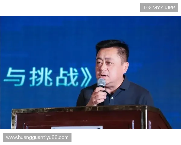 在凌晨四点的跑道边他第一次谈起金牌背后的沉默与疼痛和重生故事